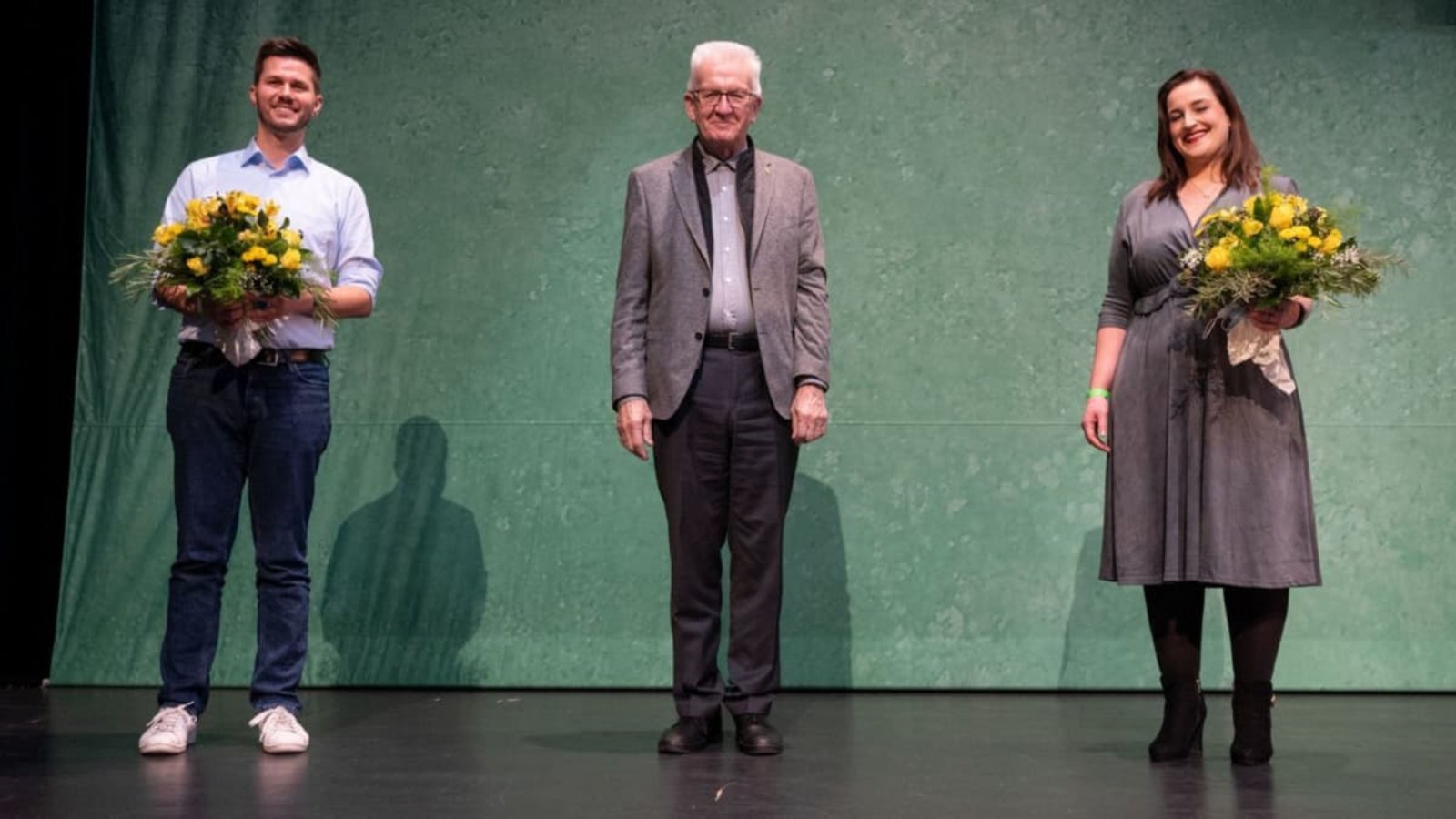 Einer hat sein Amt schon aufgegeben, zwei weitere folgen: Der damalige Ministerpräsident Winfried Kretschmann (Bildmitte), eingerahmt von den 2021 gewählten Grünen-Landeschefs Lena Schwelling und Pascal Haggenmüller.Marijan Murat/dpa