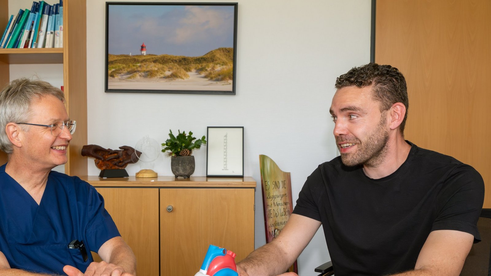 Gemeinsam mit Dr. Martin Maunz (links) arbeitet Frank Wittendorfer an seiner chronischen Erschöpfung und seinen Schmerzsymptomen mit einer Belastungstherapie.  Foto: Kalb