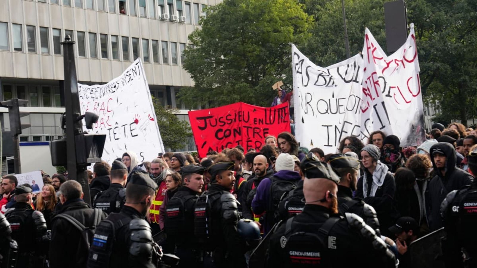 Demonstranten stehen in Frankreich Polizisten gegenüber, während eines Protests gegen die schlechten Bildungsbedingungen an Schulen.Teresa Suarez/AP/dpa Demonstranten stehen in Frankreich Polizisten gegenüber, während eines Protests gegen die schlechten Bildungsbedingungen an Schulen.Teresa Suarez/AP/dpa