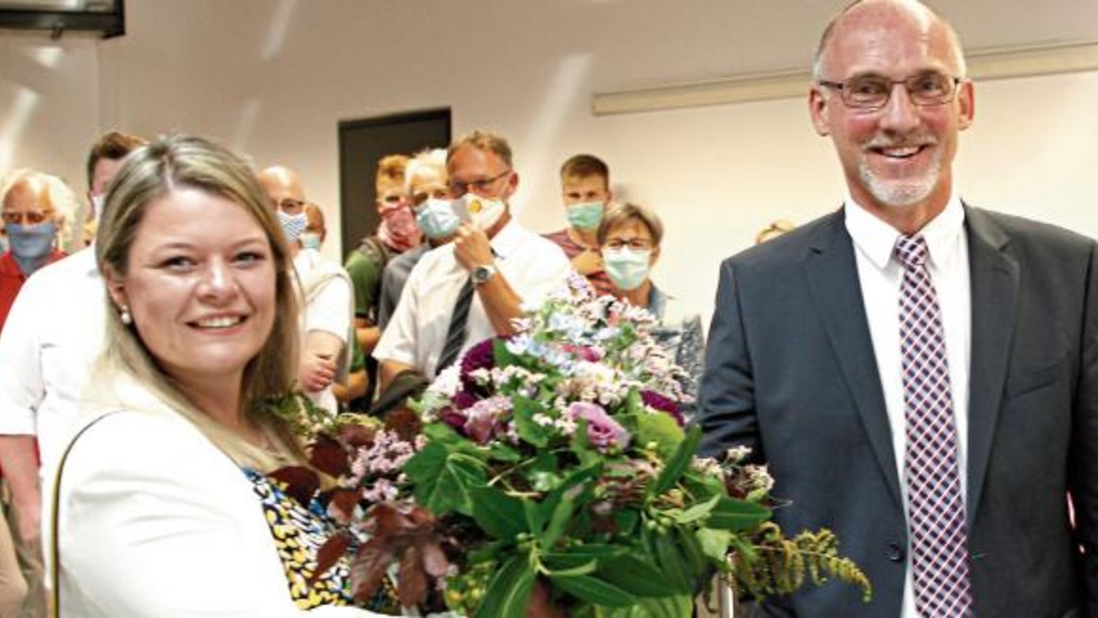 „Wahnsinnig erfreut“ nahm Antonia Walch Glückwünsche und Blumen vom Wahlleiter Klaus Riekert entgegen. Foto: Kollros „Wahnsinnig erfreut“ nahm Antonia Walch Glückwünsche und Blumen vom Wahlleiter Klaus Riekert entgegen. Foto: Kollros