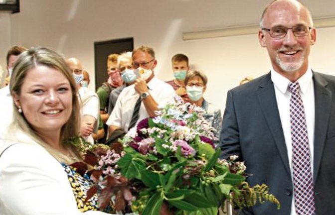 „Wahnsinnig erfreut“ nahm Antonia Walch Glückwünsche und Blumen vom Wahlleiter Klaus Riekert entgegen. Foto: Kollros