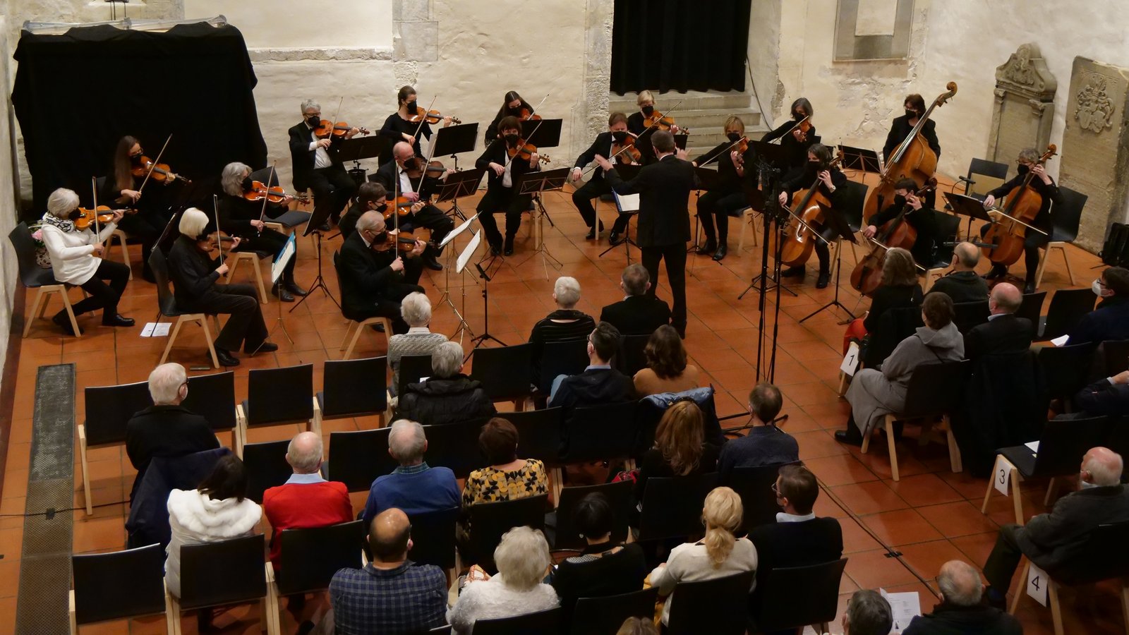 Auch unter pandemischen Bedingungen startete das Kammerorchester Vaihingen am Sonntagabend in der gut besuchten Peterskirche ins neue Jahr. Fotos: Friedrich