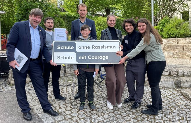Markus Rösler (links), Andreas Haiß, Jürgen Joos (hinten) und Sophia Oster (Dritte von rechts) zeigen die Plakette, welche ihre Aufnahme im Antirassismus-Schulnetzwerk bestätigt. <span class='image-autor'>Foto: Stogios</span>