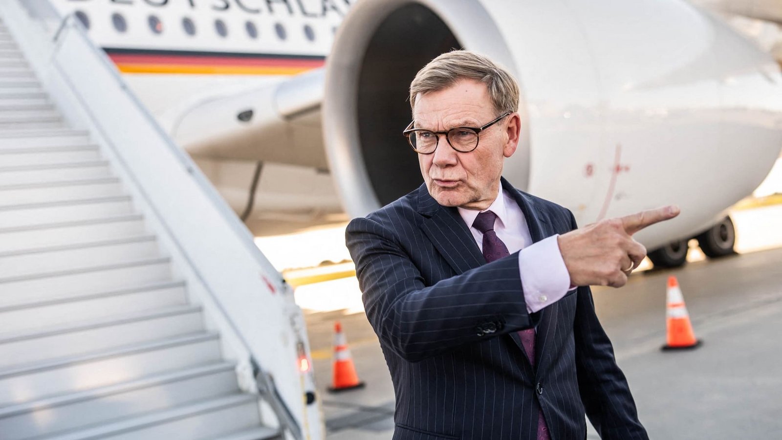 Johann Wadephul (CDU), Außenminister, steigt am Flughafen von Ottawa aus einem Airbus der Flugbereitschaft um bei seinem zweitägigen Besuch die deutsch-kanadischen Beziehungen zu vertiefen. (zu dpa: «Wadephul besucht die Slowakei – Rede im Europarat»)Michael Kappeler/dpa