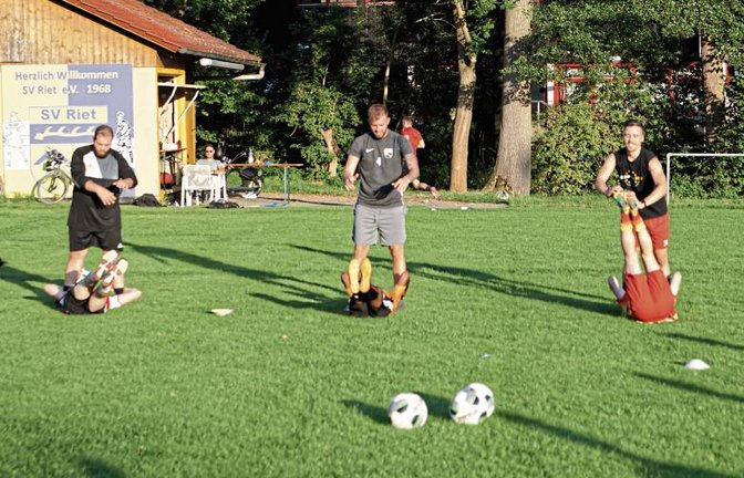 Im Strudelbachtal ist Teamwork auch bei den Kräftigungsübungen angesagt, die das Trainerteam seiner Mannschaft für den Start in die Saisonvorbereitung verordnet hat. Foto: Nachreiner
