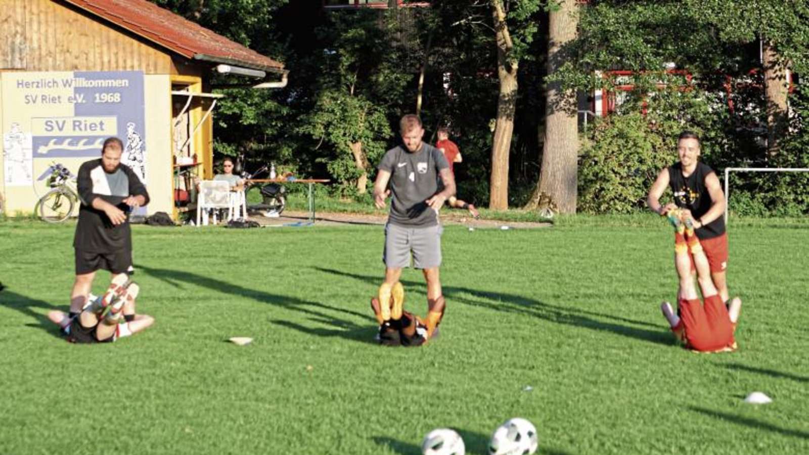 Im Strudelbachtal ist Teamwork auch bei den Kräftigungsübungen angesagt, die das Trainerteam seiner Mannschaft für den Start in die Saisonvorbereitung verordnet hat. Foto: Nachreiner Im Strudelbachtal ist Teamwork auch bei den Kräftigungsübungen angesagt, die das Trainerteam seiner Mannschaft für den Start in die Saisonvorbereitung verordnet hat. Foto: Nachreiner