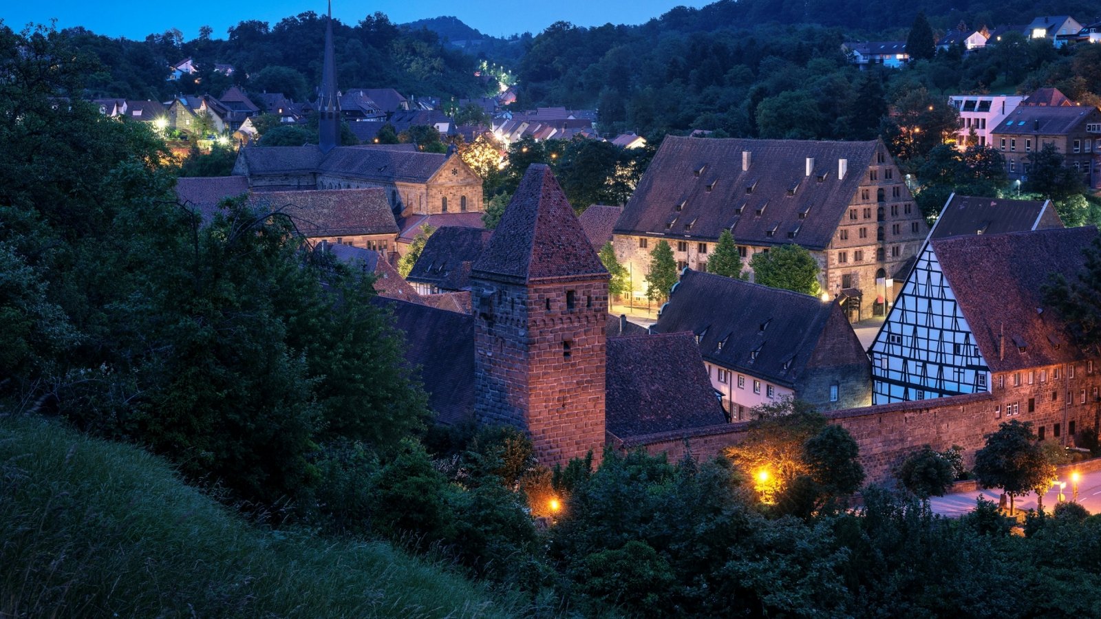 Gernerationenübergreifende Tour durchs Kloster Maulbronn. Foto: SSG/Bayerl