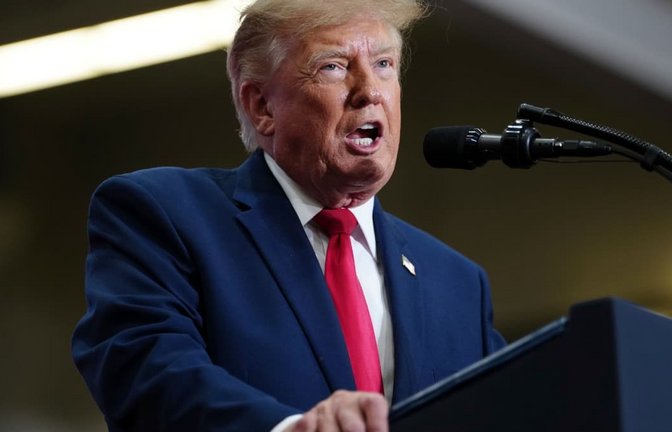 USA, Port Huron: US-Präsident Donald Trump hält eine Rede während einer Wahlkampfveranstaltung im McMorran Place Sports and Entertainment Center.<span class='image-autor'>Julia Demaree Nikhinson/AP/dpa</span>