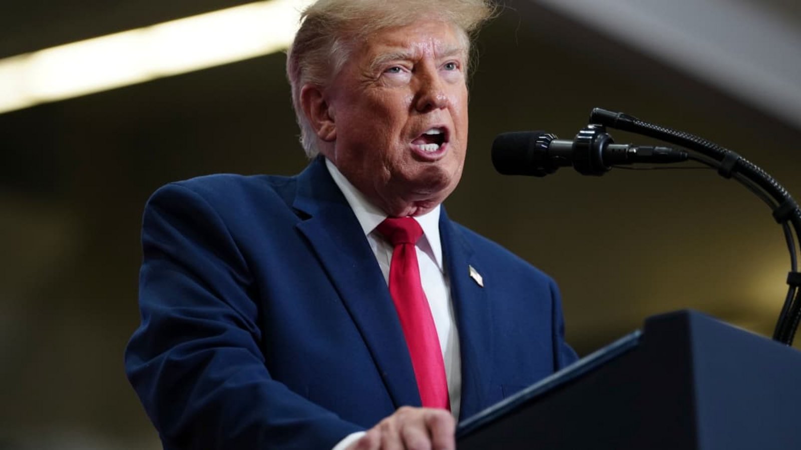USA, Port Huron: US-Präsident Donald Trump hält eine Rede während einer Wahlkampfveranstaltung im McMorran Place Sports and Entertainment Center.Julia Demaree Nikhinson/AP/dpa USA, Port Huron: US-Präsident Donald Trump hält eine Rede während einer Wahlkampfveranstaltung im McMorran Place Sports and Entertainment Center.Julia Demaree Nikhinson/AP/dpa