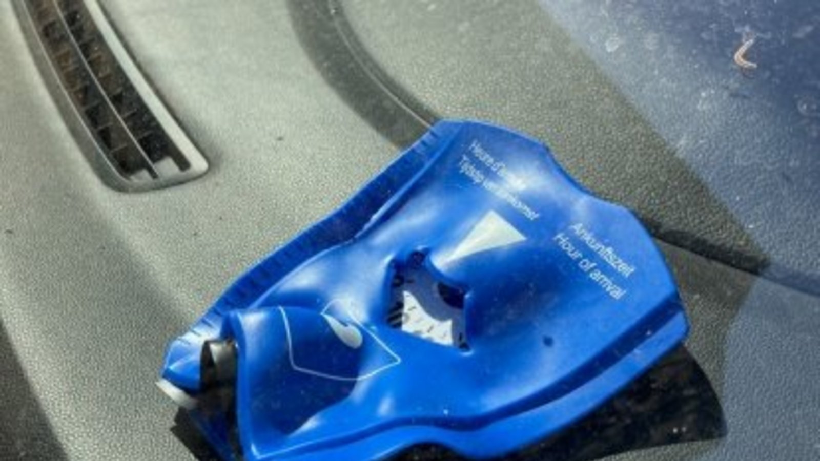 Diese Parkscheibe auf dem Armaturenbrett ist wohl ein Opfer der Hitze. Foto: Ranzinger Diese Parkscheibe auf dem Armaturenbrett ist wohl ein Opfer der Hitze. Foto: Ranzinger