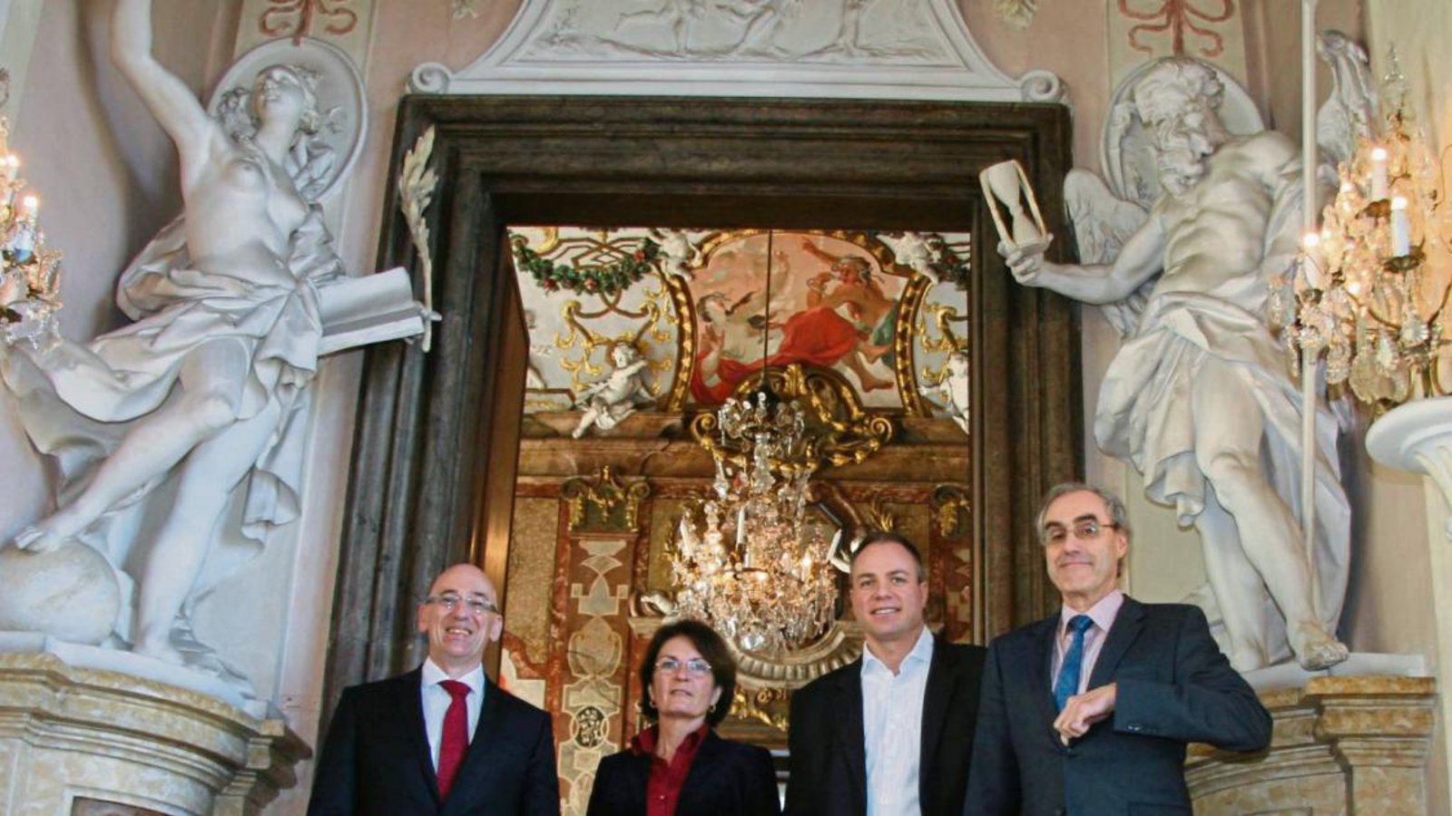 Hörrmann, Stober, Hurst und Andreas Falz, Geschäftsführer SSG (v. li.) vor dem Jagdpavillon im Alten Hauptbau des Residenzschlosses. Hörrmann, Stober, Hurst und Andreas Falz, Geschäftsführer SSG (v. li.) vor dem Jagdpavillon im Alten Hauptbau des Residenzschlosses.