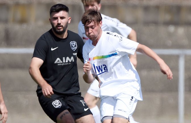 Robin Mezger (rechts) setzt sich gegen Bashkim Susuri und die Sersheimer durch. Die SGM gewinnt in Hohenhaslach mit 4:2. <span class='image-autor'>Foto: Küppers</span>