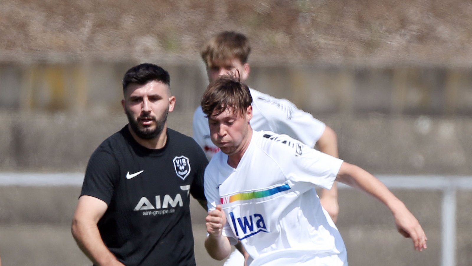 Robin Mezger (rechts) setzt sich gegen Bashkim Susuri und die Sersheimer durch. Die SGM gewinnt in Hohenhaslach mit 4:2. Foto: Küppers