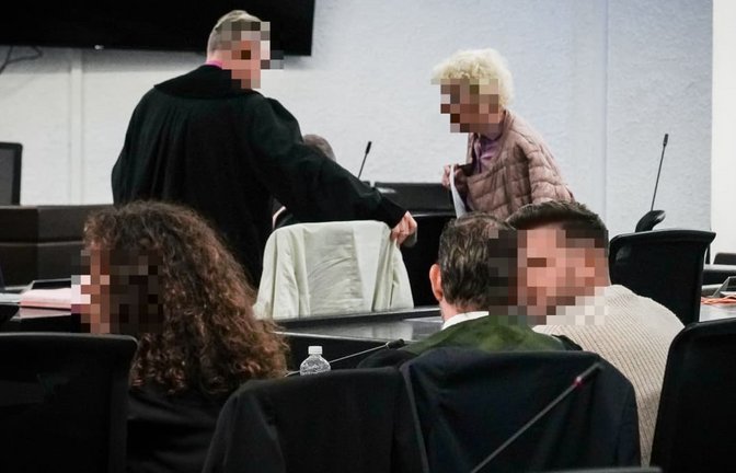 Diskussion im Gerichtssaal bei der Berufungsverhandlung um den Unfalltod eines Motorradpolizisten bei der Fußball-EM 2024.<span class='image-autor'>Lichtgut/Ferdinando Iannone</span>
