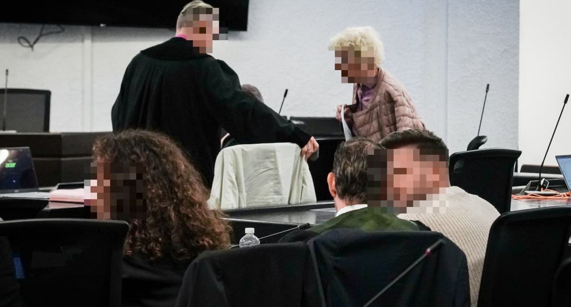 Diskussion im Gerichtssaal bei der Berufungsverhandlung um den Unfalltod eines Motorradpolizisten bei der Fußball-EM 2024.