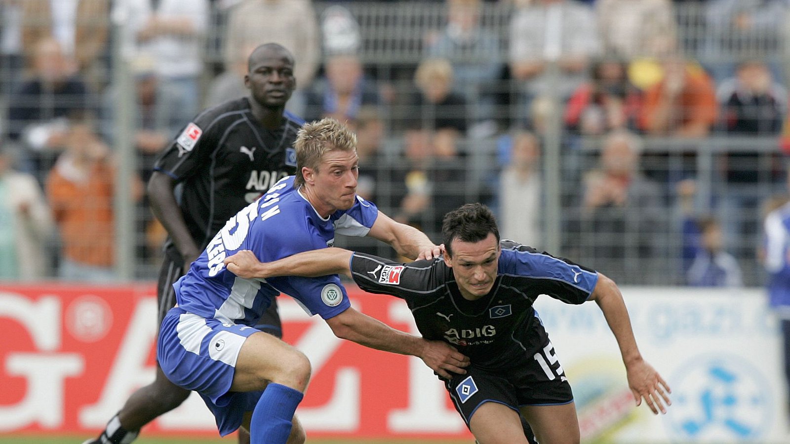 Am 20. August 2005 unterlagen die Kickers (Marvin Braun, li.  gegen Piotr Trochowski) in der ersten Runde dem HSV vor 8820 Zuschauern mit 1:5. Mirnes Mesic hatte mit einem Foulelfmeter kurz vor dem Pausenpfiff zum 1:1 ausgeglichen. Nach der Halbzeit drehte der HSV auf – und das Team von Trainer Thomas Doll machte noch vier Tore.Foto: Baumann/Baumann