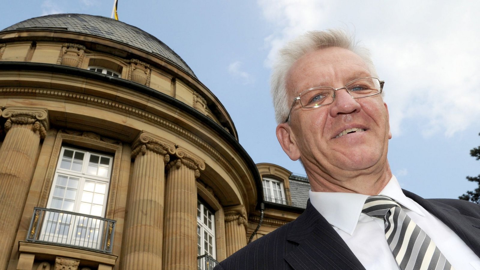 Winfried Kretschmann vor der Villa Reitzenstein (Archivbild)Foto: dpa