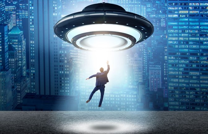 Könnte es im Fall der verschwundenen Forscher auch so gewesen sein? Ein UFO entführt in dieser Animation einen Mann per Schwerkraftstahl.<span class='image-autor'>Foto: Imago/ingimage</span>