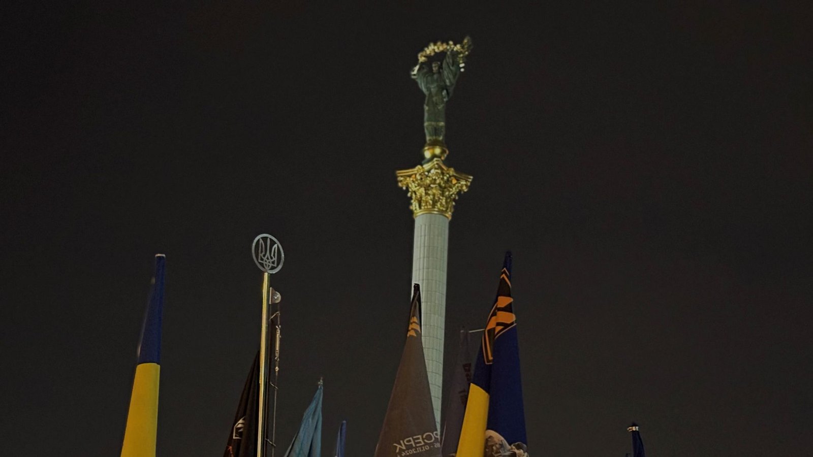Über den Fahnen der Gedenkstätte für tote Soldaten erhebt sich Statue der Berehynja in ukrainischer Tracht, die einen Zweig des gewöhnlichen Schneeballs über ihren Kopf hält. Berehnya, eine Mischung aus der christlichen Muttergottes Maria und einer slawischen Gottheit ist die Beschützerin der Ukraine, die vor allem über die Freiheit und Unabhängigkeit des Landes wacht.Foto: Franz Feyder