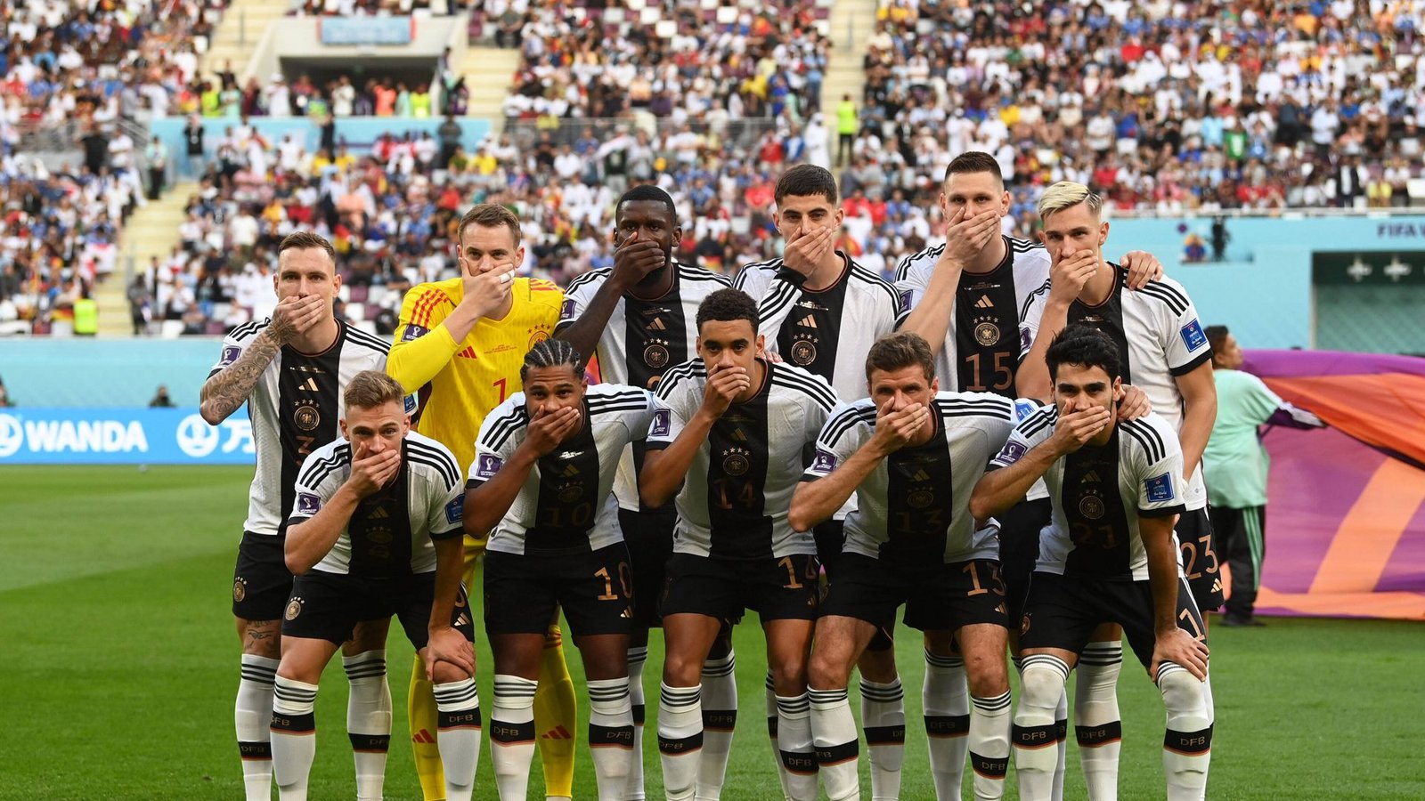 Die deutschen Nationalspieler halten sich beim Mannschaftsfoto die Hand vor den Mund – als Protest gegen die Fifa.Foto: imago/Matthias Koch