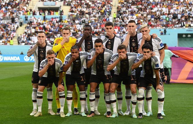Die deutschen Nationalspieler halten sich beim Mannschaftsfoto die Hand vor den Mund – als Protest gegen die Fifa.<span class='image-autor'>Foto: imago/Matthias Koch</span>