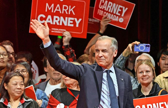 Die Abgrenzung zu den USA hat Mark Carney den Wahlsieg gebracht.„Wir werden diesen Handelskrieg gewinnen“, sagt der 60-jährige Wirtschaftsexperte vor jubelnden Anhängern.<span class='image-autor'>Foto: DAVE CHAN/AFP</span>