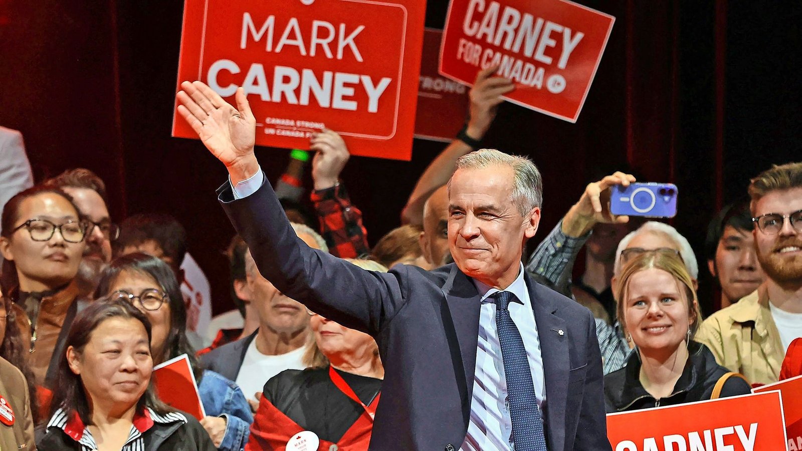 Die Abgrenzung zu den USA hat Mark Carney den Wahlsieg gebracht.„Wir werden diesen Handelskrieg gewinnen“, sagt der 60-jährige Wirtschaftsexperte vor jubelnden Anhängern.Foto: DAVE CHAN/AFP Die Abgrenzung zu den USA hat Mark Carney den Wahlsieg gebracht.„Wir werden diesen Handelskrieg gewinnen“, sagt der 60-jährige Wirtschaftsexperte vor jubelnden Anhängern.Foto: DAVE CHAN/AFP