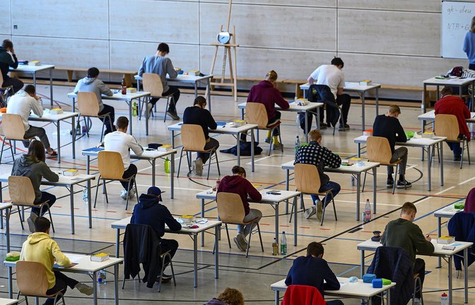 Die Uhr tickt: Fünf Stunden und 15 Minuten hatten die angehenden Abiturientinnen und Abiturienten an den allgemein bildenden Gymnasien Zeit, um ihren Aufsatz zu verfassen.<span class='image-autor'>Foto: dpa</span>