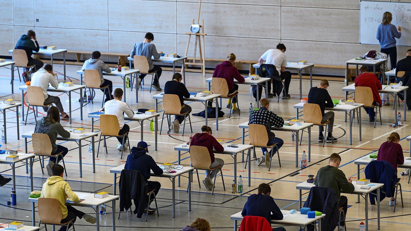 Die Uhr tickt: Fünf Stunden und 15 Minuten hatten die angehenden Abiturientinnen und Abiturienten an den allgemein bildenden Gymnasien Zeit, um ihren Aufsatz zu verfassen.Foto: dpa