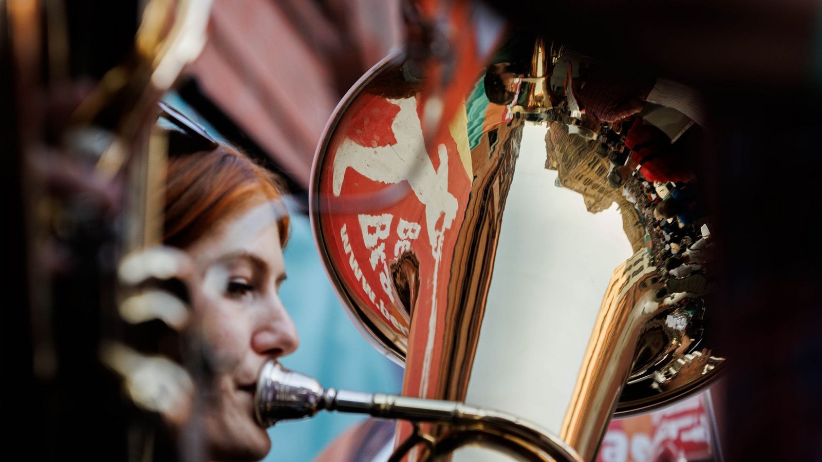 Eine Tubistin der Band „Grande Fanfare“ spielt mit der gesamten Brass-Band bei der Fête de la Musique in der Kulturbrauerei im Stadtteil Prenzlauer Berg in Berlin.Foto: Carsten Koall/dpa Eine Tubistin der Band „Grande Fanfare“ spielt mit der gesamten Brass-Band bei der Fête de la Musique in der Kulturbrauerei im Stadtteil Prenzlauer Berg in Berlin.Foto: Carsten Koall/dpa