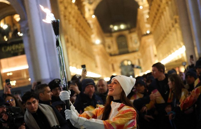 Die Ballerina Nicoletta Manni trug die Fackel auf den letzten Metern.<span class='image-autor'>Foto: IMAGO/ABACAPRESS/IMAGO/Jumeau Alexis/ABACA</span>