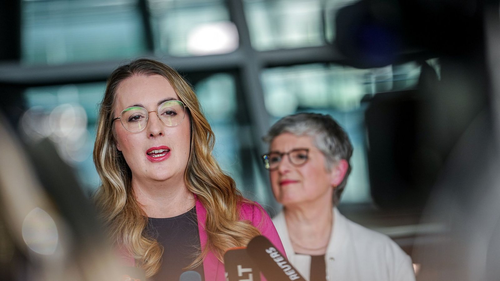 Mit eindeutigen Worten: die Grünen-Fraktionschef Katharina Dröge und Britta Haßelmann im BundestagFoto: dpa/Kay Nietfeld Mit eindeutigen Worten: die Grünen-Fraktionschef Katharina Dröge und Britta Haßelmann im BundestagFoto: dpa/Kay Nietfeld