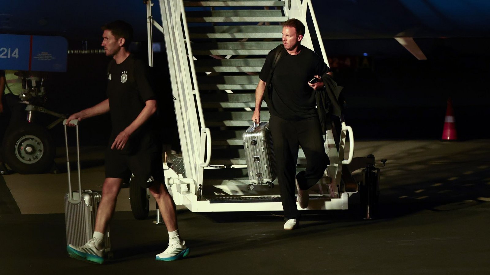 Nach höchsten Zielen ganz unten angekommen: Julian Nagelsmann nach der Rückkehr aus Foxborough.Foto: Christian Charisius/dpa