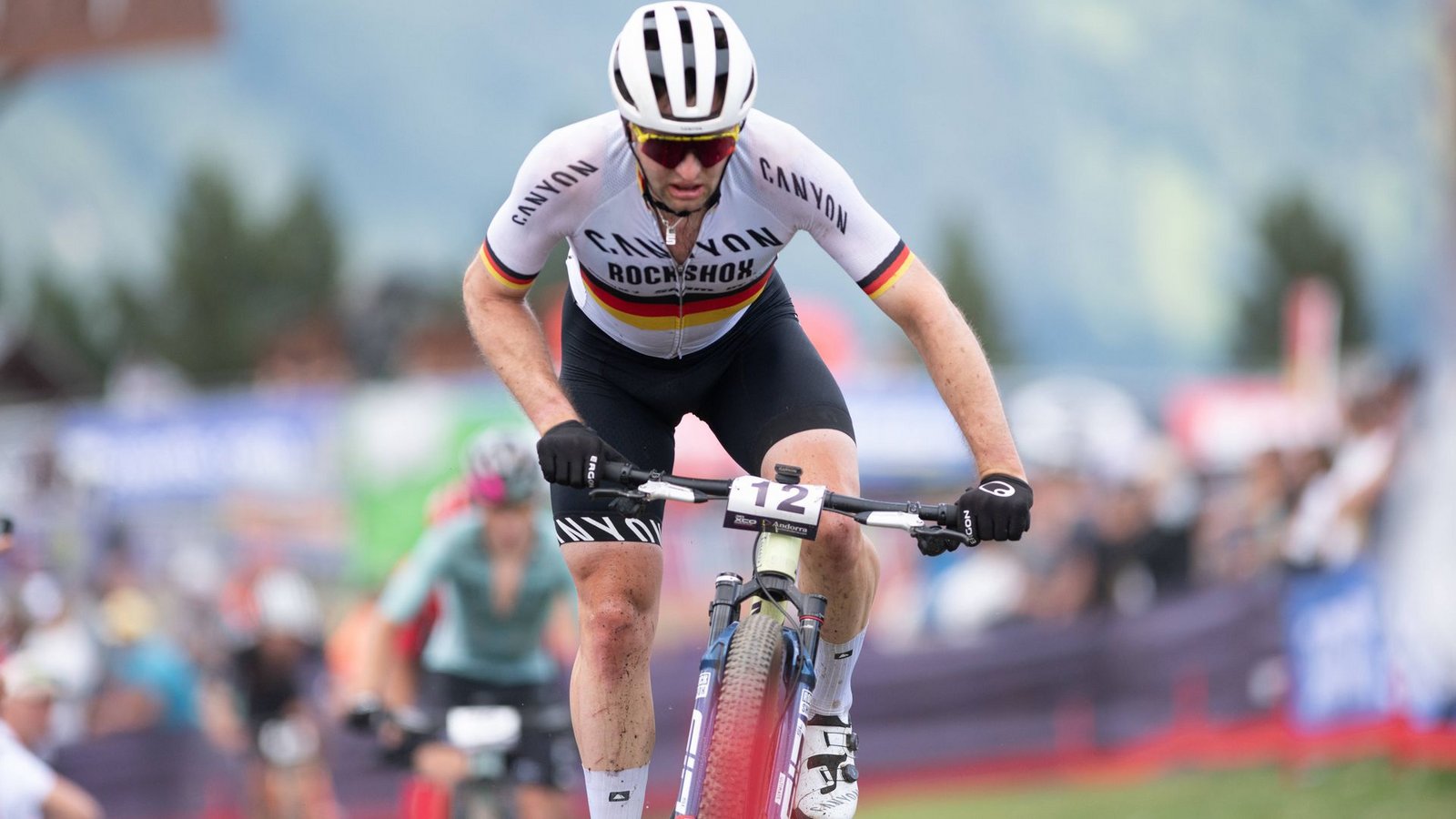 Der Mountainbiker Luca Schwarzbauer im Trikot des deutschen Meisters.Foto: IMAGO/NurPhoto