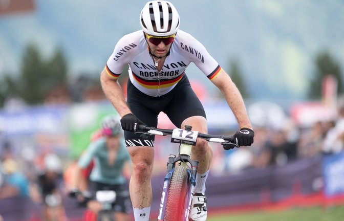 Der Mountainbiker Luca Schwarzbauer im Trikot des deutschen Meisters.<span class='image-autor'>Foto: IMAGO/NurPhoto</span>