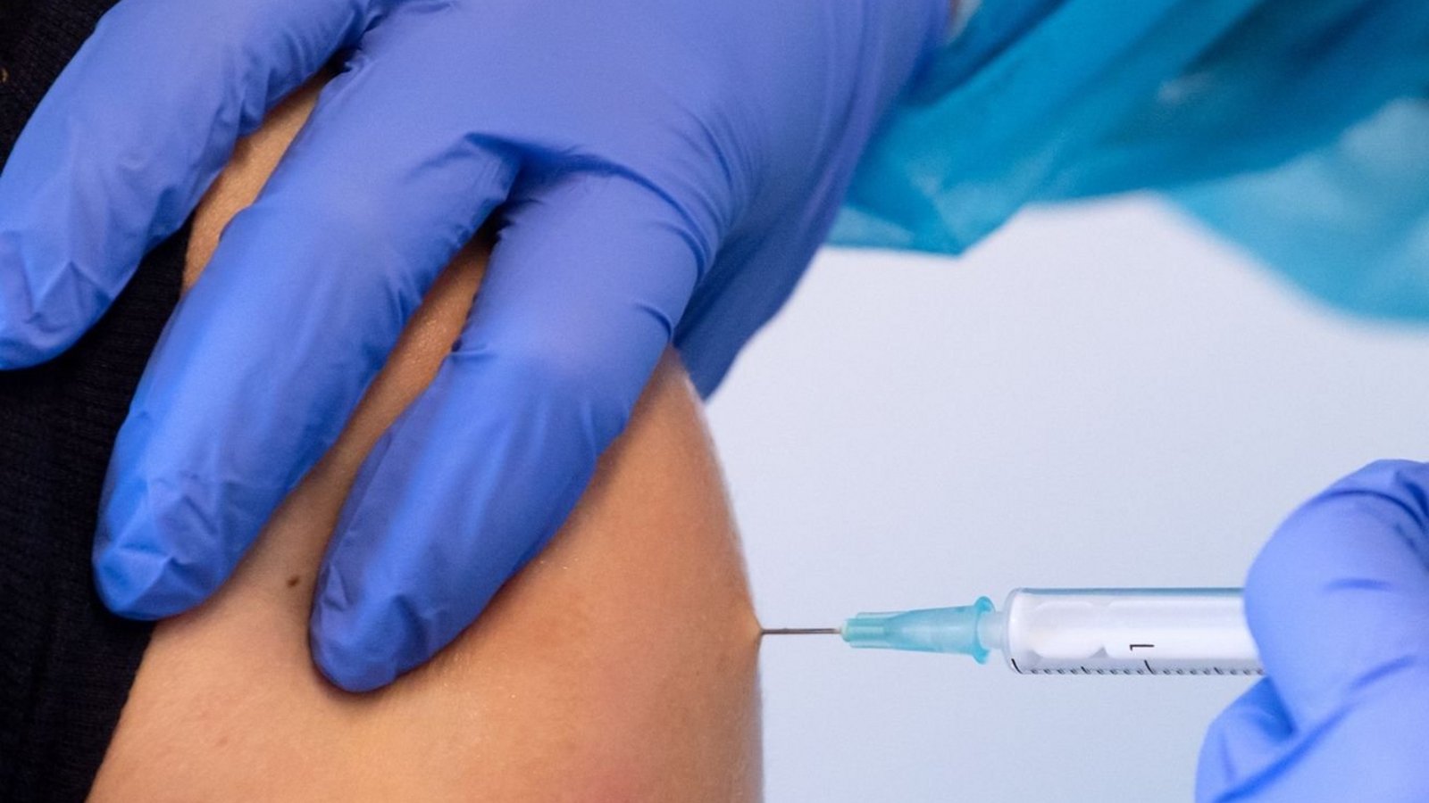 Eine Frau wird mit einem Corona-Impfstoff geimpft.Foto: Sven Hoppe/dpa