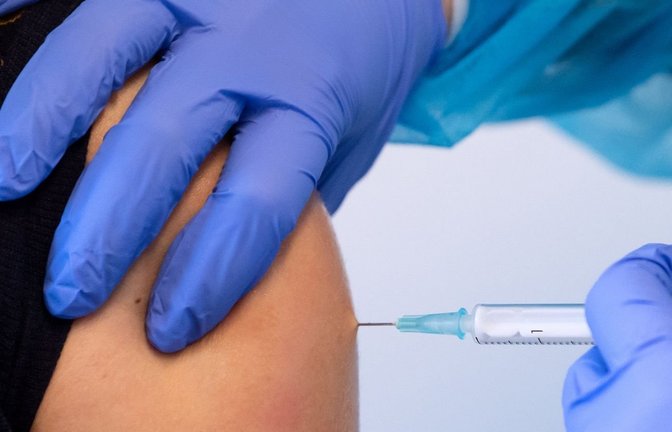Eine Frau wird mit einem Corona-Impfstoff geimpft.<span class='image-autor'>Foto: Sven Hoppe/dpa</span>
