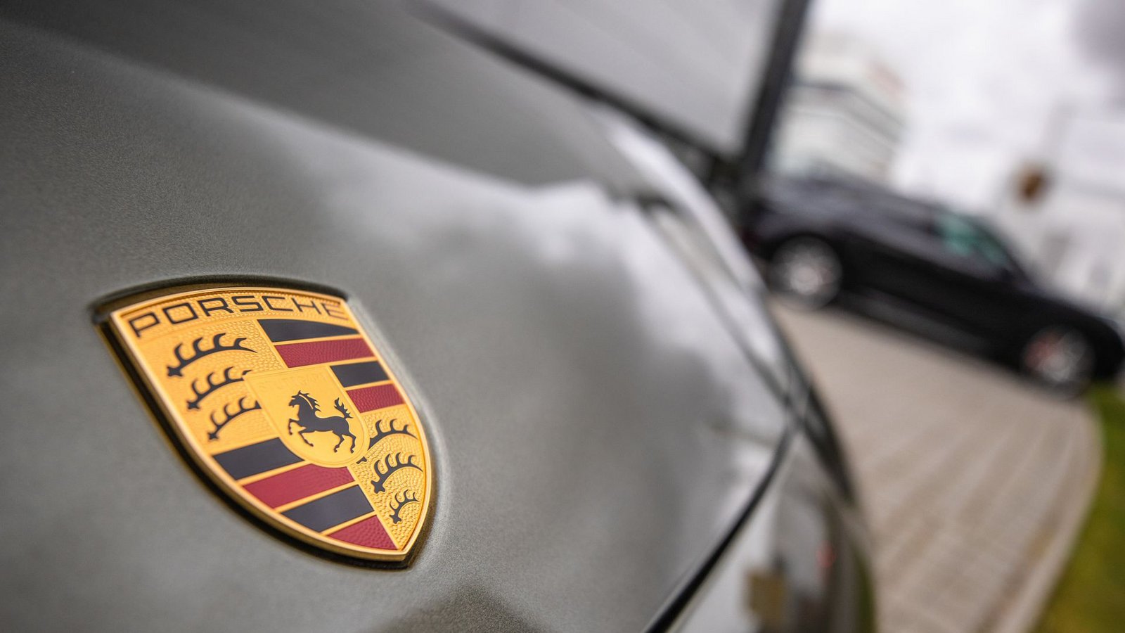 Fünf Jahre wurde die Anlegerklage gegen Porsche und VW verhandelt. Jetzt hat das OLG Celle den Autoherstellern Recht gegeben.Foto: dpa/Christoph Schmidt