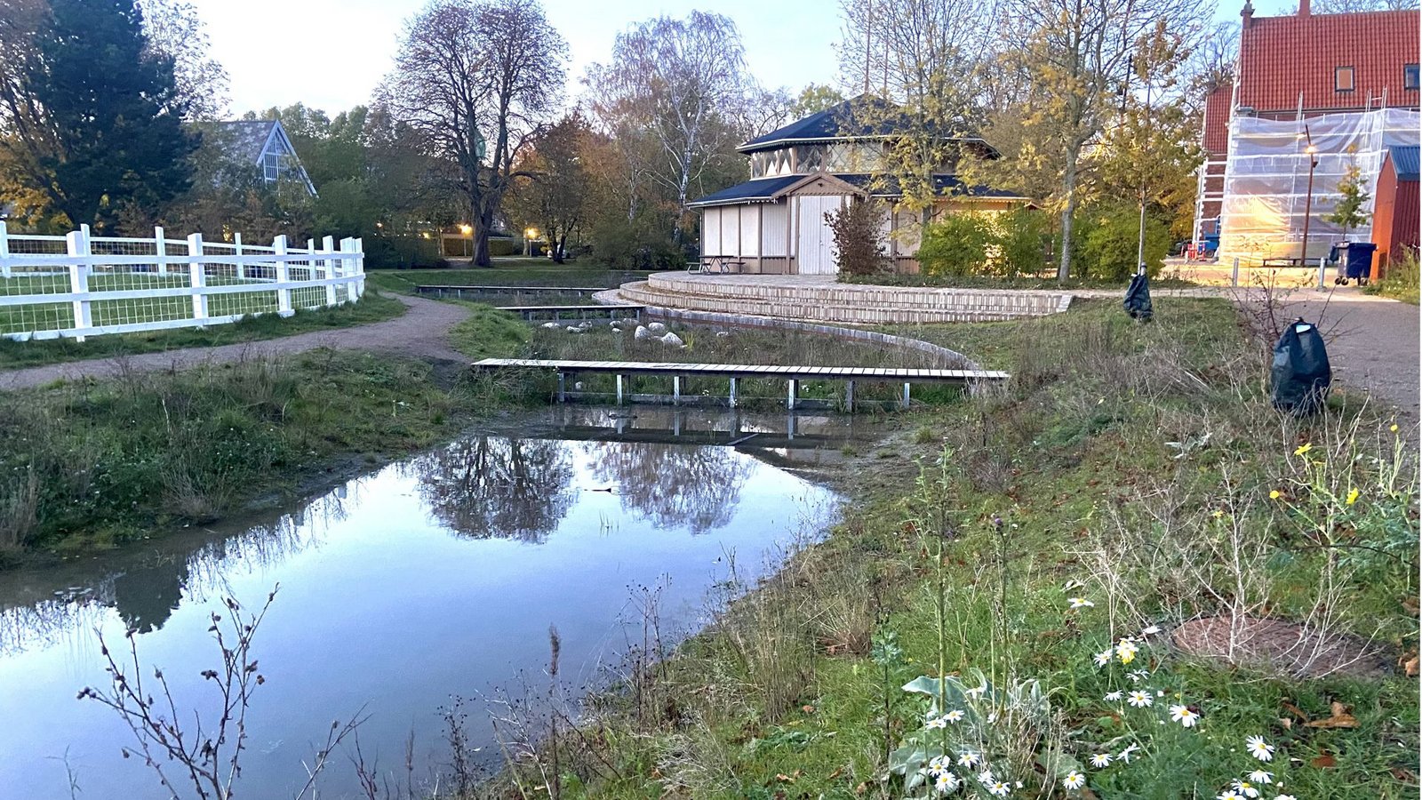 Im Stadtteil Sydhavnen ist ein großer Park mit einem See entstanden – dorthin wird bei einem Wolkenbruch viel Wasser aus den umliegenden Wohnquartieren gepumpt.Foto: Faltin Im Stadtteil Sydhavnen ist ein großer Park mit einem See entstanden – dorthin wird bei einem Wolkenbruch viel Wasser aus den umliegenden Wohnquartieren gepumpt.Foto: Faltin