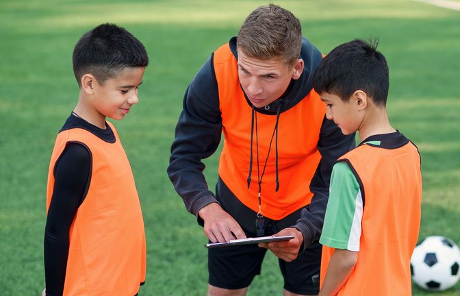Warum nehmen diese Jungs ihren Fußballtrainer als Autorität wahr?<span class='image-autor'>Foto: Adobe Stock/gorynvd</span>