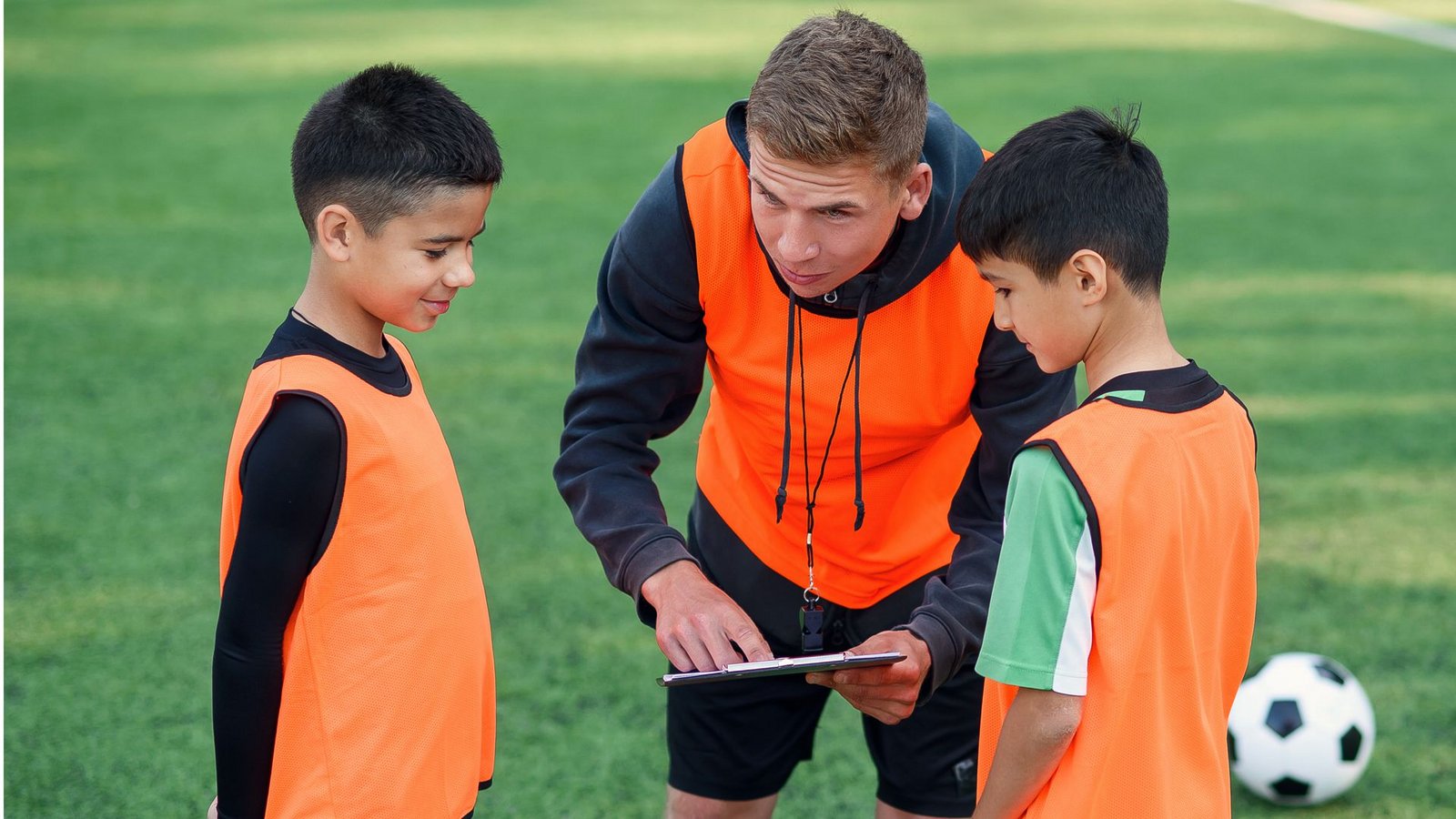 Warum nehmen diese Jungs ihren Fußballtrainer als Autorität wahr?Foto: Adobe Stock/gorynvd