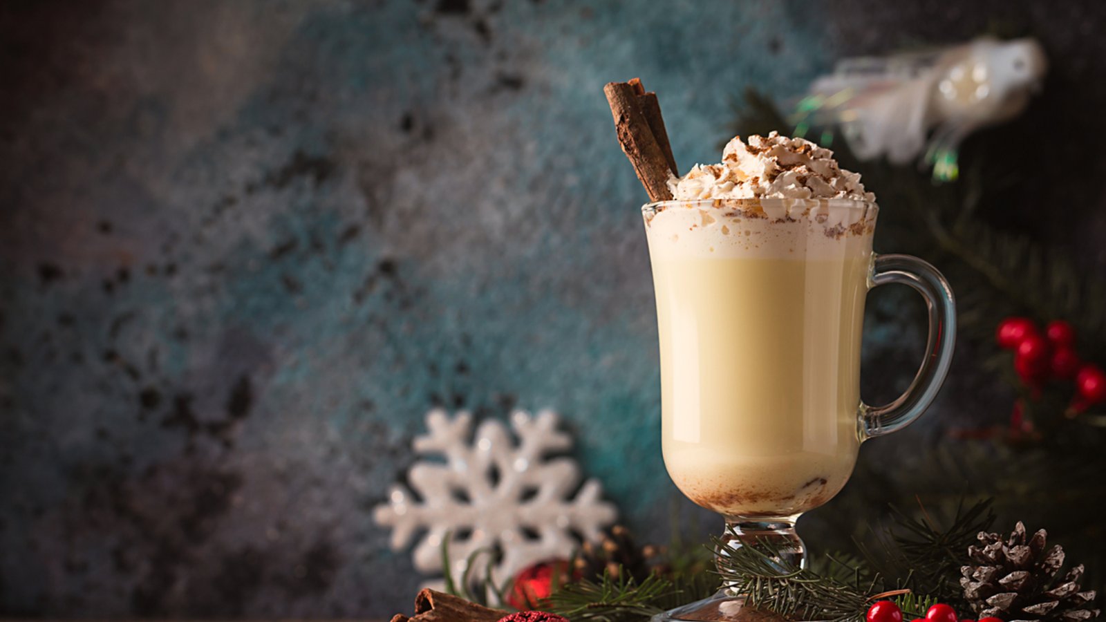 Eierpunsch selber machen: Ganz einfach mit unseren 8 Rezeptideen.Foto: Goskova Tatiana/Shutterstock Eierpunsch selber machen: Ganz einfach mit unseren 8 Rezeptideen.Foto: Goskova Tatiana/Shutterstock