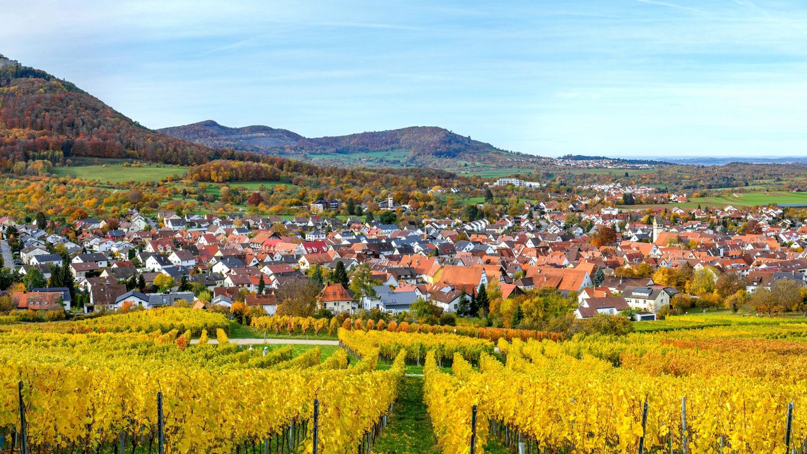 Die idyllisch gelegene Gemeinde Beuren im Kreis Esslingen hat im ersten Halbjahr dieses Jahres ihren Hebesatz bei der Grundsteuer B um 20 Prozentpunkte erhöht.Foto: imago//Rolf Müller Die idyllisch gelegene Gemeinde Beuren im Kreis Esslingen hat im ersten Halbjahr dieses Jahres ihren Hebesatz bei der Grundsteuer B um 20 Prozentpunkte erhöht.Foto: imago//Rolf Müller