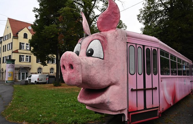 Die ehemalige Säuli-Tram aus Basel vor dem Schweinemuseum in Stuttgart-Ost.<span class='image-autor'>Foto: imago /Petra Schneider</span>
