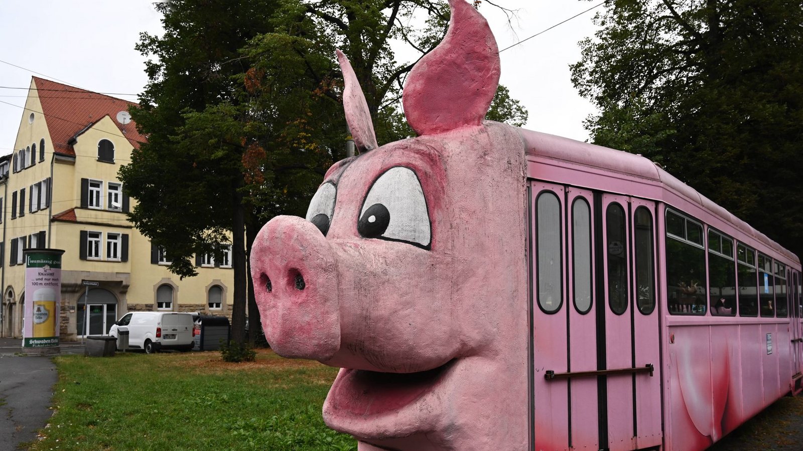 Die ehemalige Säuli-Tram aus Basel vor dem Schweinemuseum in Stuttgart-Ost.Foto: imago /Petra Schneider Die ehemalige Säuli-Tram aus Basel vor dem Schweinemuseum in Stuttgart-Ost.Foto: imago /Petra Schneider