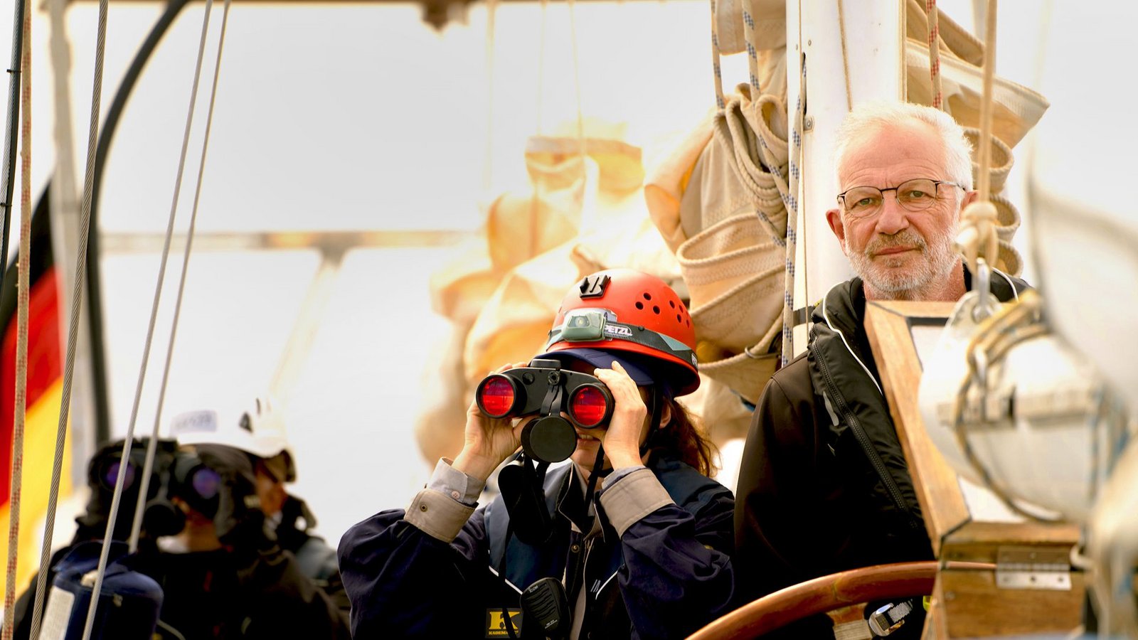 Friedhold Ulonska am Steuer eines Segelschiffs auf dem Mittelmeer – während eine Kollegin aus der Crew mit dem Fernglas nach Flüchtlingen in Seenot Ausschau hält.Foto: Resqship/
Leon Salner Friedhold Ulonska am Steuer eines Segelschiffs auf dem Mittelmeer – während eine Kollegin aus der Crew mit dem Fernglas nach Flüchtlingen in Seenot Ausschau hält.Foto: Resqship/
Leon Salner