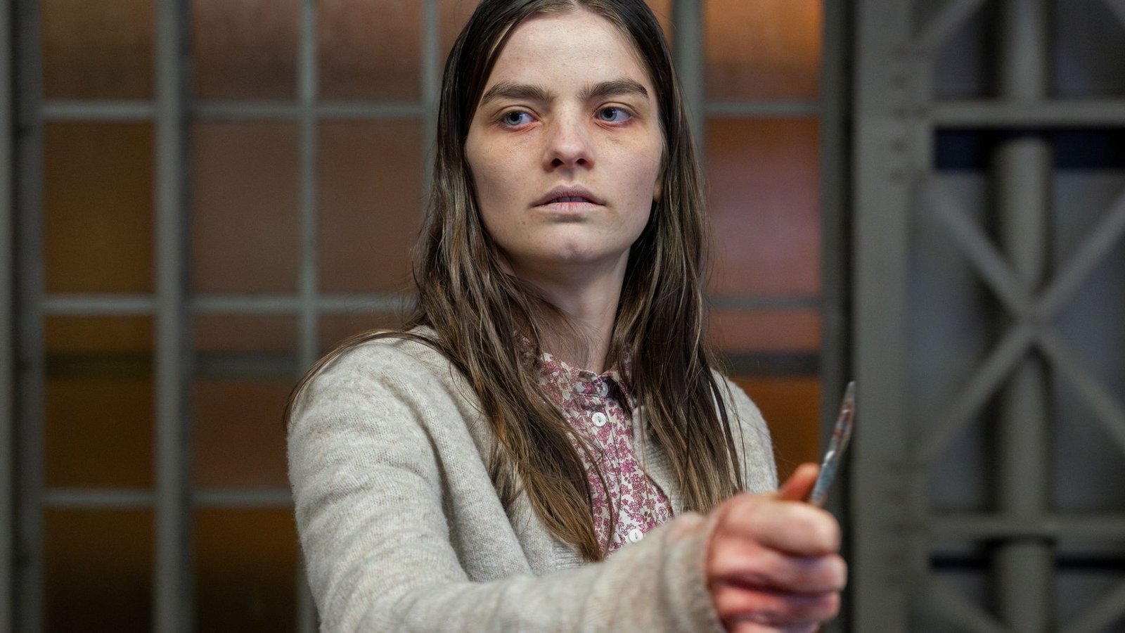 Amanda (Emilie Neumeister) sagt, ihr Vater verfolge sie. Sie sei in einem Keller gefangen aufgewachsen und ausgehungert worden, wenn sie nicht artig war. Ihr Schwester sei noch immer dort.Foto: MDR/MadeFor/Steffen Junghans
