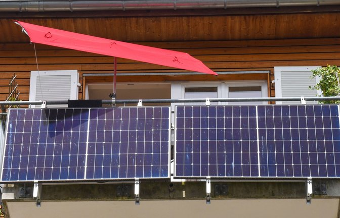 Seit dem 1. Januar 2024 darf die zusammengerechnete Leistung des/der Wechselrichter der  Balkonkraftwerke  die  zulässige Maximalleistung von 800 Watt nicht übersteigen.<span class='image-autor'>Foto: Imago/Winfried Rothermel</span>