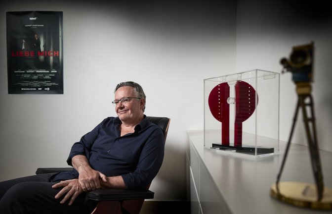 Eigentlich versteckt Jürgen Werner seine Trophäen. Doch auf Wunsch unseres Fotograf hat er sie    Wohnzimmer getragen.<span class='image-autor'>Foto: Gottfried Stoppel</span>