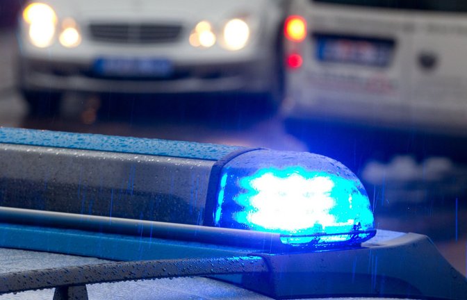 Die Polizei hat zwei Frauen im Rahmen einer Razzia verhaftet. (Symbolbild)<span class='image-autor'>Foto: dpa/Friso Gentsch</span>